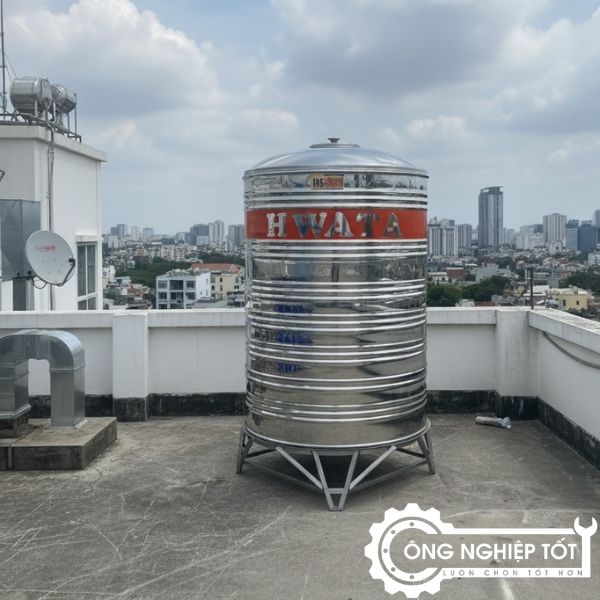 Bồn nước inox đứng 2000L lắp đặt trên nóc nhà cao tầng– Công Nghiệp Tốt